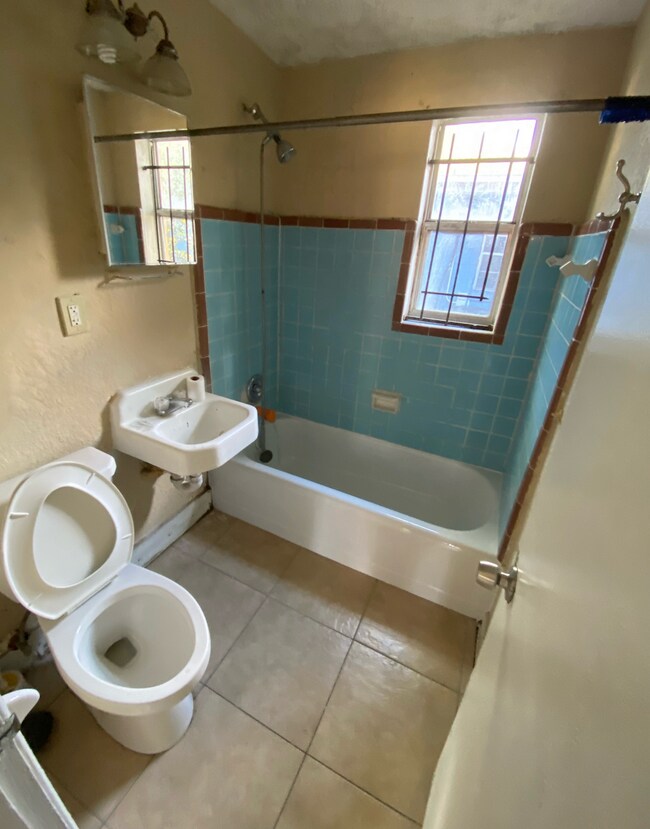 Foto del edificio - 1598 W 23rd St