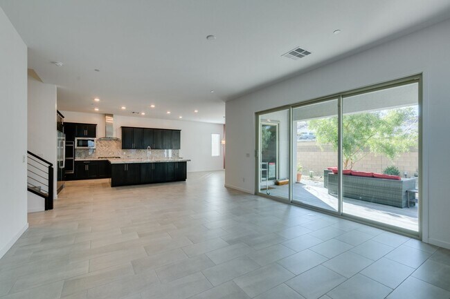 Foto del edificio - 5 Bedroom home located in Henderson