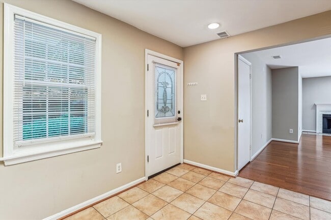 Building Photo - Lovely 2br/1bth ground level condo, close ...