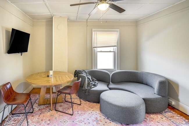 Building Photo - 2 Bedroom 1 Bath in Downtown Hudson