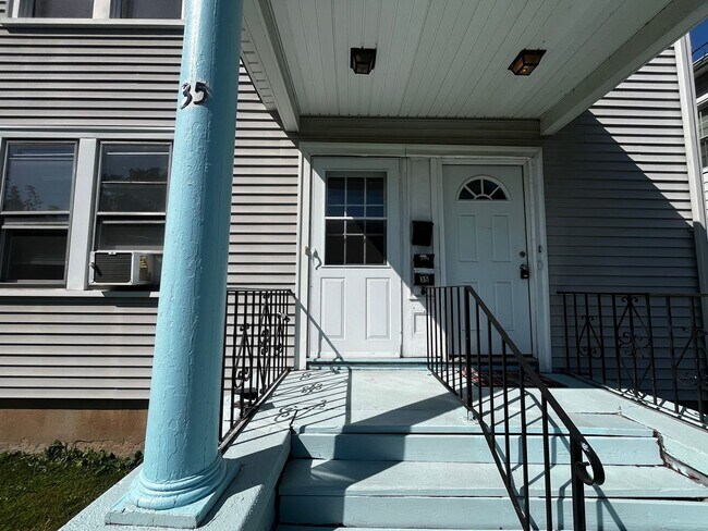 Building Photo - 1st Floor Apartment in Ideal West Hartford...