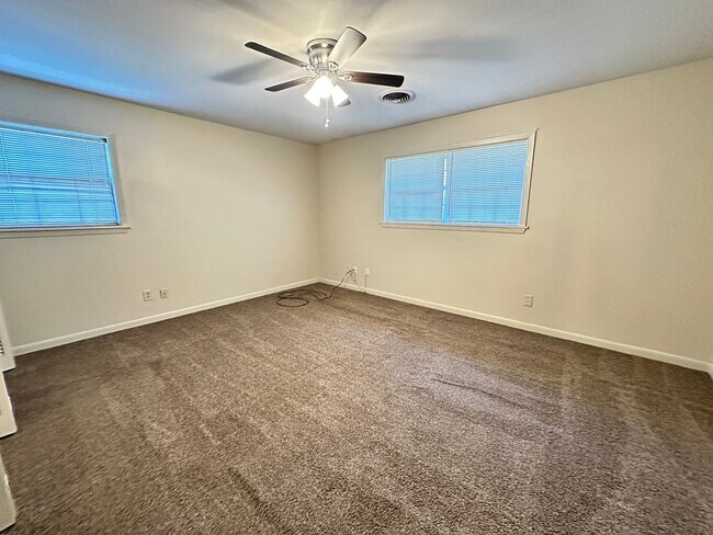 Building Photo - Large Home off Line Ave.....