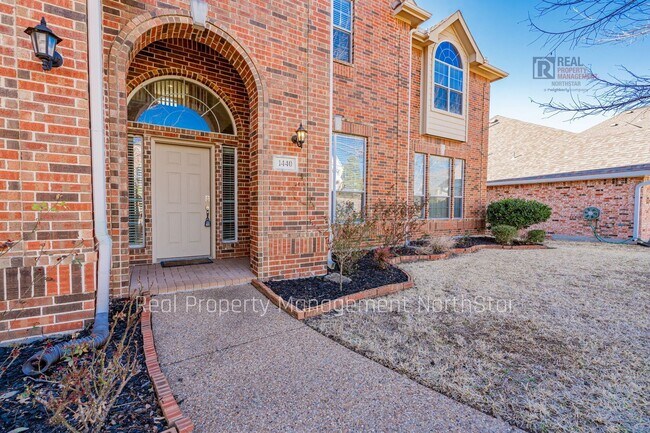 Building Photo - Lake Views! Stunning 4 bedroom, 4 bathroom home in The Shores.