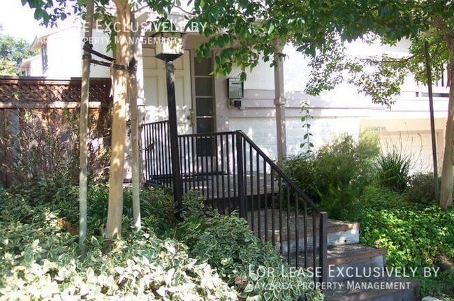 Building Photo - Spacious top story 2BR/1BA condo in charmi...