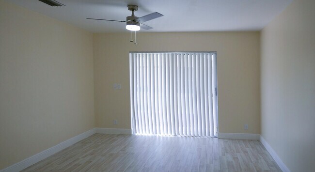 Foto del edificio - 9861 Three Lakes Cir