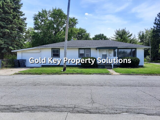 Building Photo - 3 BR 1 BA House with Garage and Central Ai...