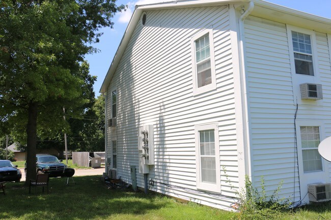 Building Photo - 1614 E Kansas City Rd