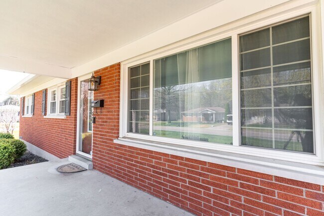 Foto del edificio - Welcome to this charming 3-bedroom, 2 full...