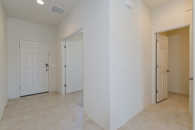Foto del edificio - 10854 W Claxton Dr