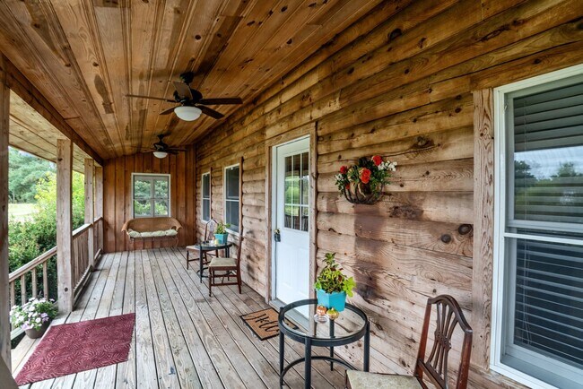 Foto del edificio - 1 Bedroom 2 Bathroom Log House in Lillington!