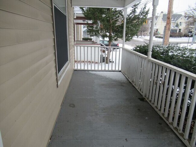 Building Photo - 1 bedroom across from Ferris Park