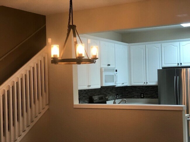 Building Photo - SUPER 3 BDRM TOWNHOUSE IN REGENCY OAKS!