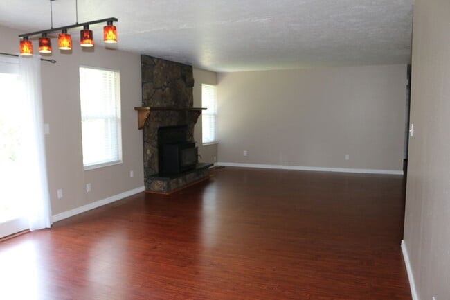 Building Photo - Beautiful home for rent!