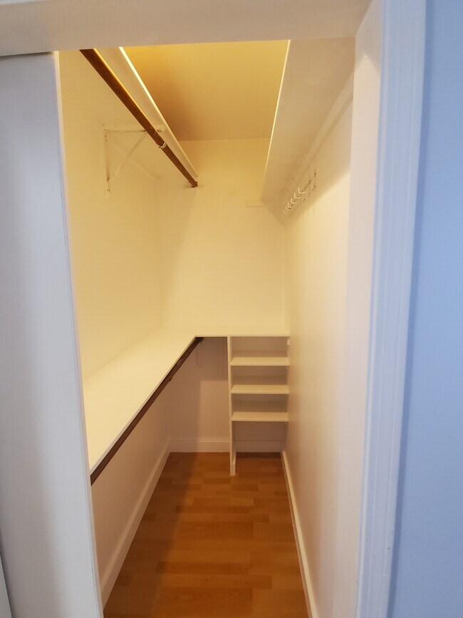 vestidor de dormitorio más grande - 663 Marine St
