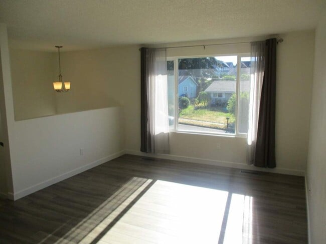 Building Photo - 4 Bedroom, 1.75 Bathroom Home in North Tacoma