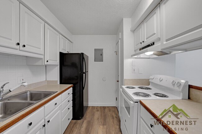 Building Photo - Lake Cliffe Condo -2 Bedroom/2 Bath Across...