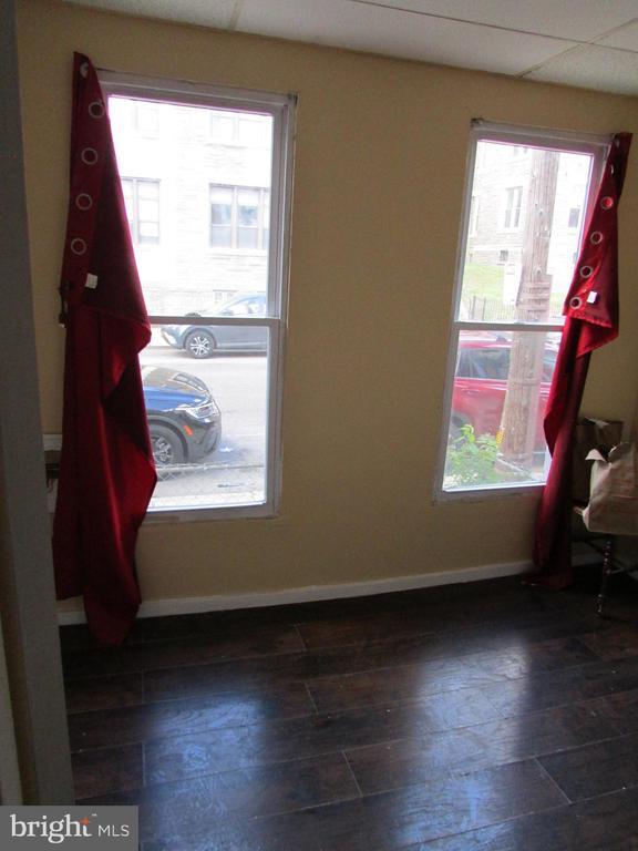 Building Photo - 412 Lindley Ave