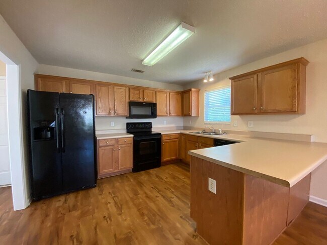 Foto del edificio - PRE-LEASING FOR AUGUST 2026 ! 1/2 DEPOSIT SPECIAL