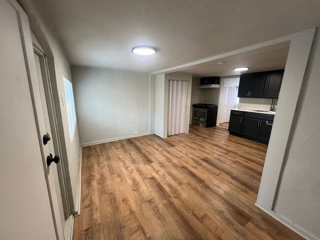 Foto del edificio - 2 Bed 1 Bath House in Westwood Neighborhood