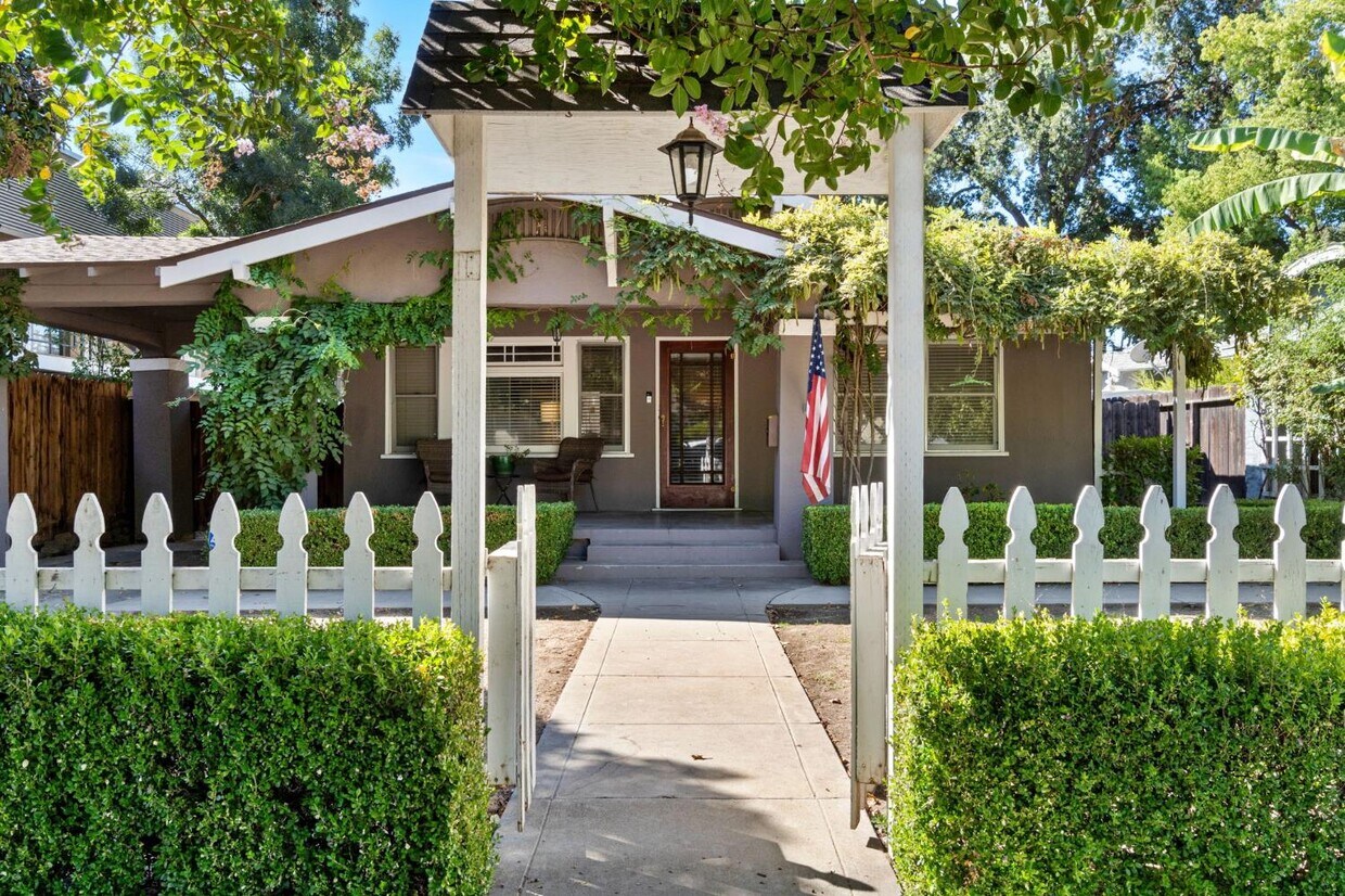 Primary Photo - 850 E Carmen Ave