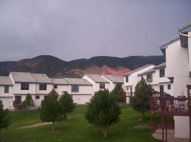 Foto del edificio - Maintenance free living in the foothills.