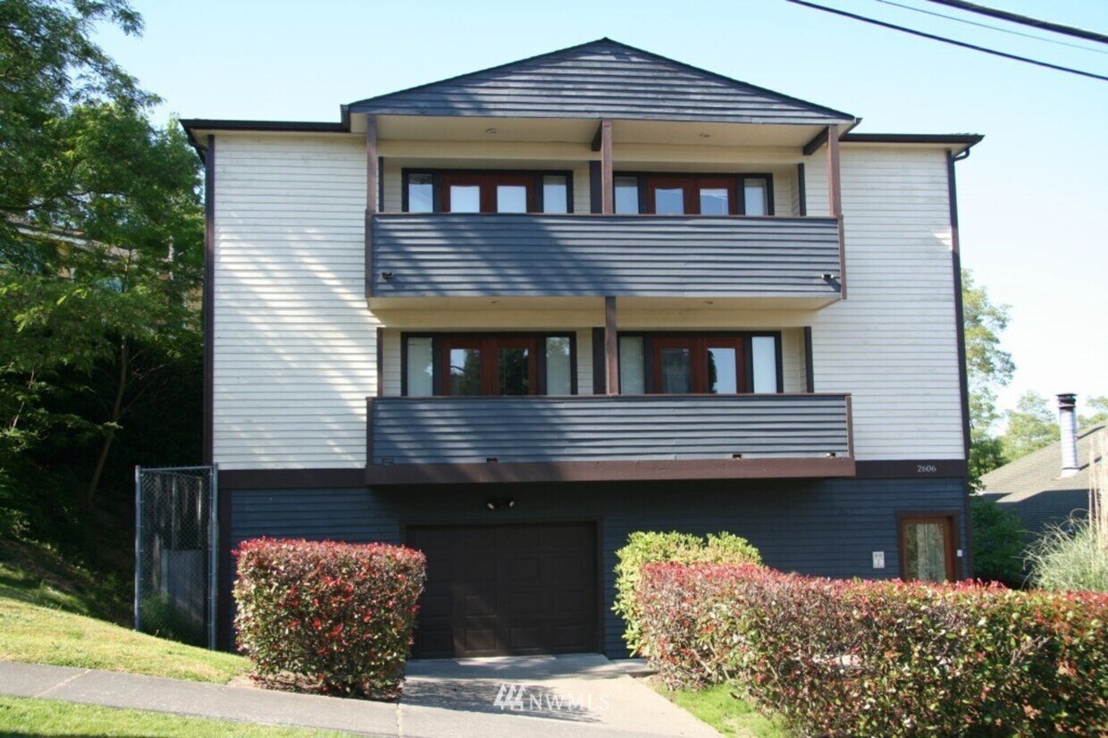 Primary Photo - 2606 E Thomas St