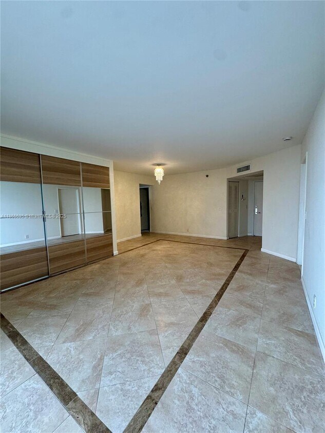Foto principal - 3300 NE 191st St