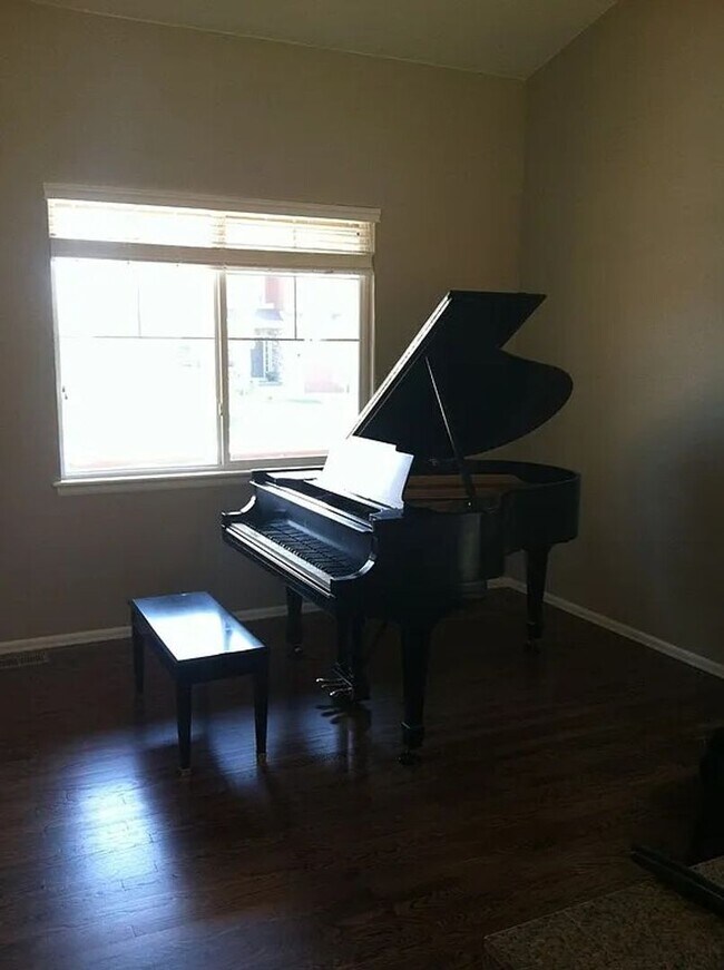 Foto del edificio - 3 BR/2.5BA Home with 2-Car Garage Near Buc...