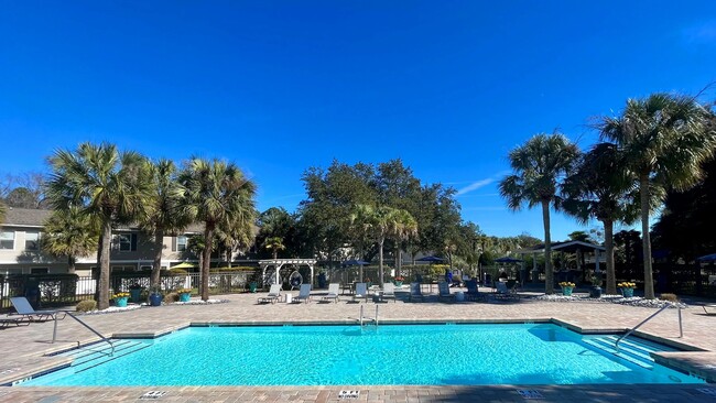 Sumérgete en la alegría de nuestra piscina estilo centro turístico y nuestra amplia terraza: un paraíso tropical iluminado por el sol. - Lanier Landing