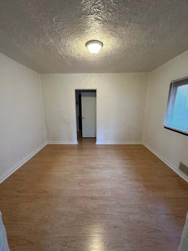 Foto del edificio - 13821 S State St