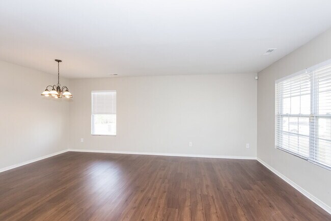 Building Photo - 4710 Larkhaven Village Dr