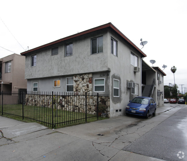 Building Photo - 12939 Oxnard St