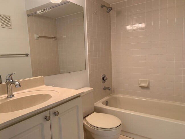 Foto del edificio - ANNUAL RENTAL - 2 BED/2 BATH SECOND FLOOR ...