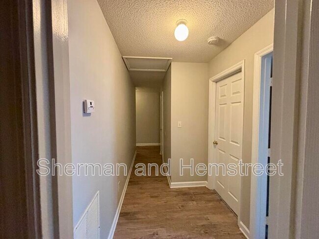 Foto del edificio - 406 Commons Dr