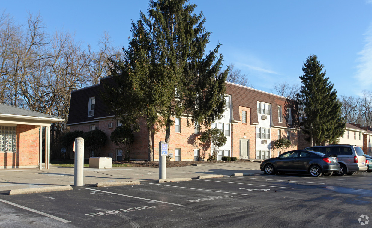 Building Photo - Oakwood Apartments