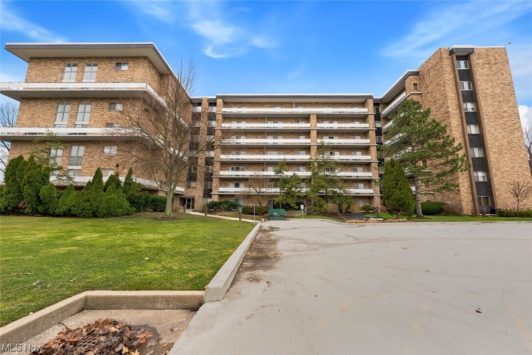 Primary Photo - 2202 Acacia Park Dr