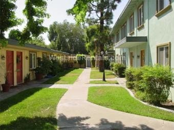 NA - 1600 W Broadway