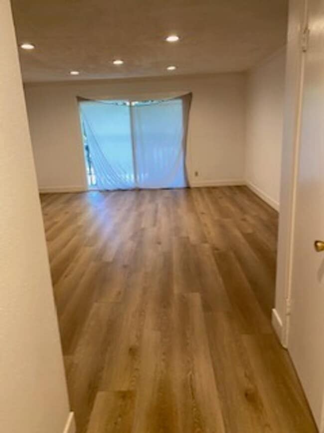 Foto del edificio - 730 N Eucalyptus Ave