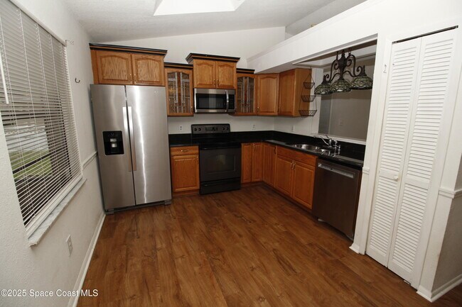 Building Photo - 1735 Hazelton St NW