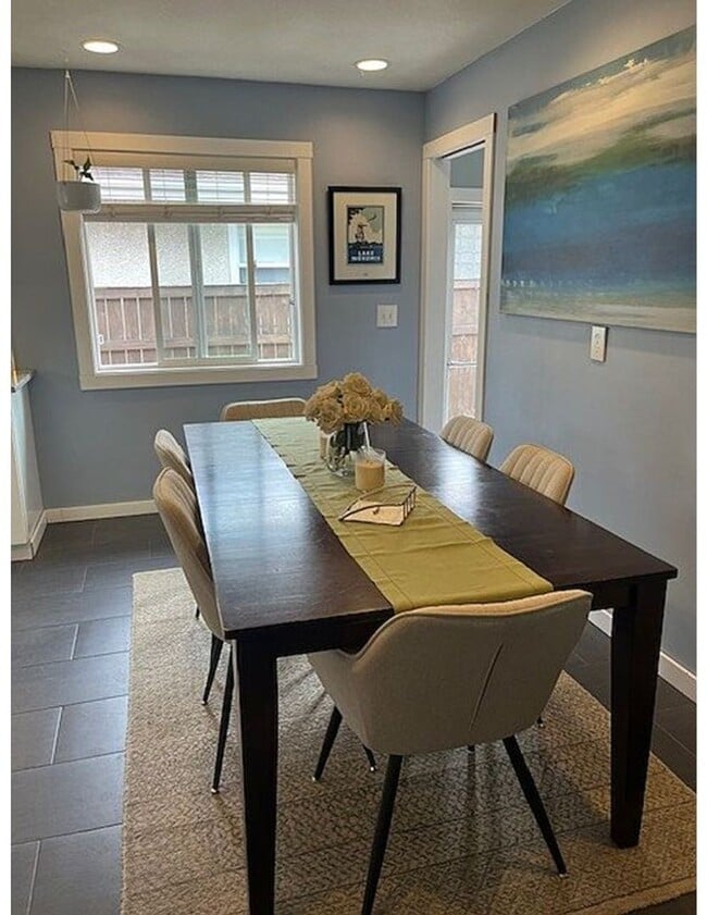 Foto del edificio - Spacious 4-Bedroom Home Near Airport, Lake...