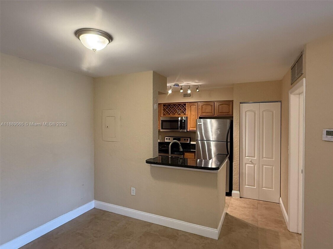 Foto principal - 2820 N Oakland Forest Dr