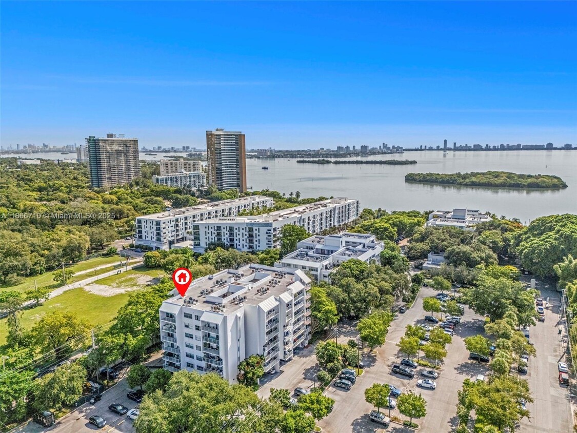 Foto principal - 650 NE 64th St