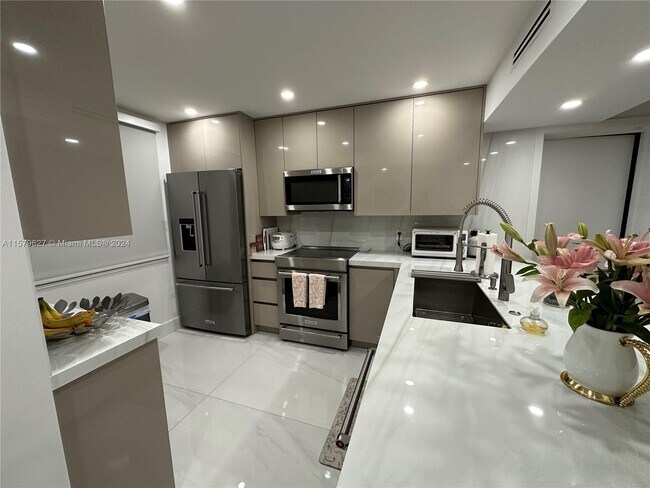 Building Photo - 6073 Balboa Cir