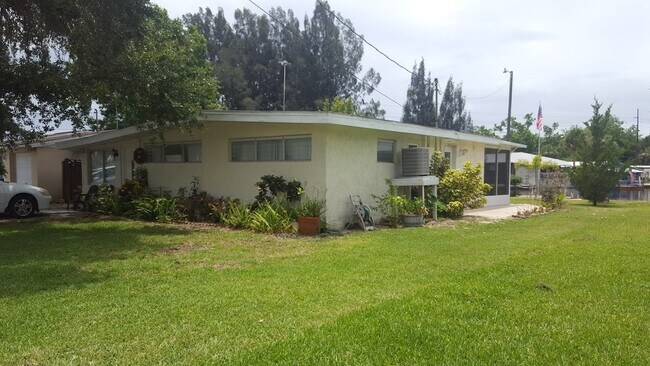 Foto del edificio - 7024 McCray Dr
