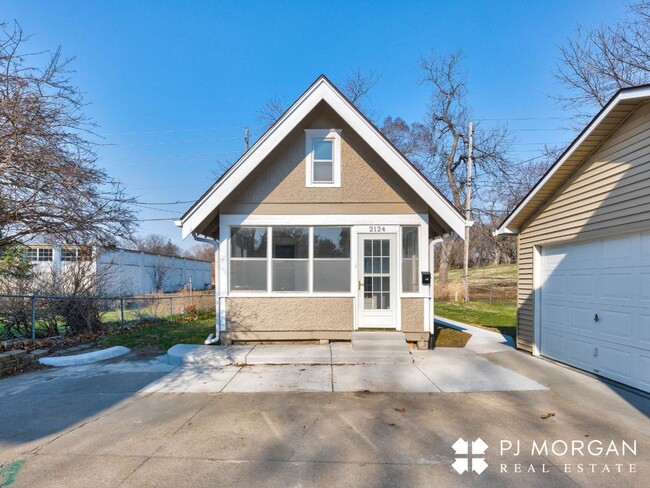 2122-24 - 2122-24 Apartment