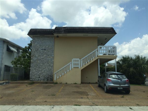 Building Photo - 3845 S Circle Dr