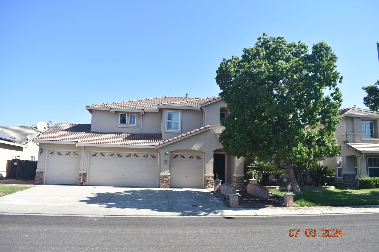 Foto principal - Gorgeous Five Bedroom Home with Four Car G...
