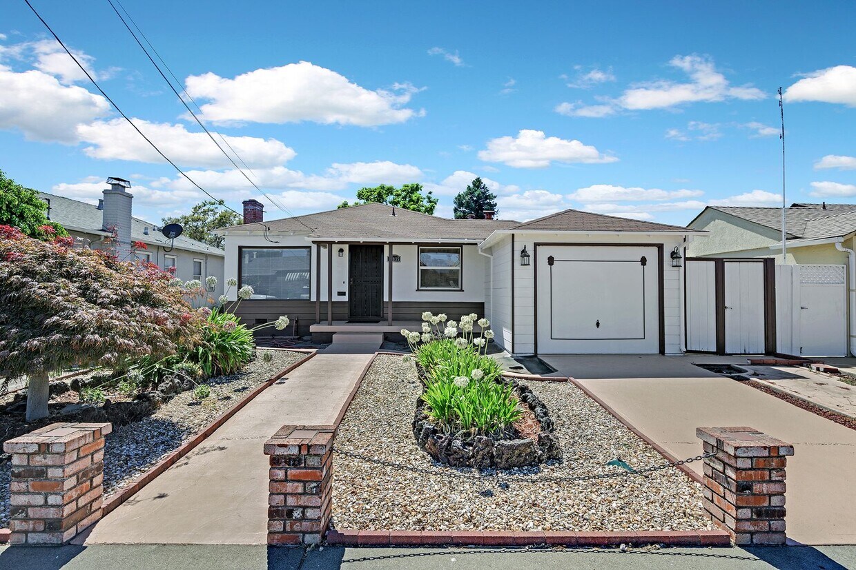 Primary Photo - Charming 3-bedroom, 1-bathroom home nestle...