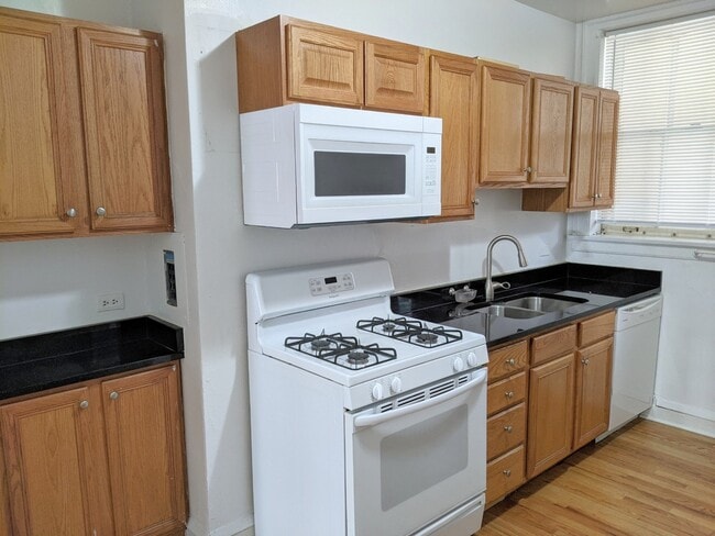 Building Photo - 905 Elmwood Ave