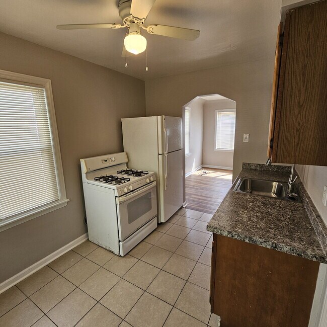 Foto del edificio - 2-Bedroom Ranch, Spacious Living Room, New Flooring, Kitchen with All Appliances, Laundry